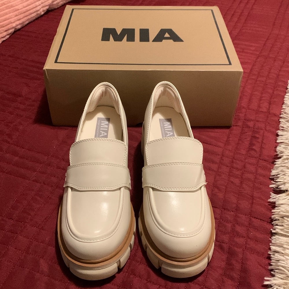 EXCELLENT - MIA Woman’s size 9 chunky cream colored loafers - worn once